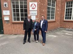 Wirtschaftsminister Jörg Steinbach (links) sah sich unter anderem im Jobcenter Brandenburg an der Havel um.