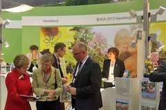 Dr. Dietlind Tiemann und Erhard Skupch stellen der Kulturministerin Prof. Dr.-Ing. Dr. Sabine Kunst den neuen Sales Guide der BUGA für die Bustouristik und Gruppenreisen vor.