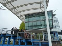 Aufstellung fürs Foto: Das gesamte Orchester auf der VIP-Tribüne unter dem neuen Zielturm.