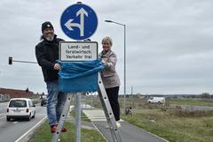 Ortsvorsteher Christian Lack und die Beigeordnete Susanne Fischer enthüllten das neue Schild.
