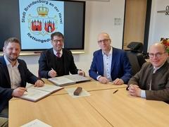 Vertragsunterzeichnung zur Durchführung von Aufgaben des Rettungsdienstes.