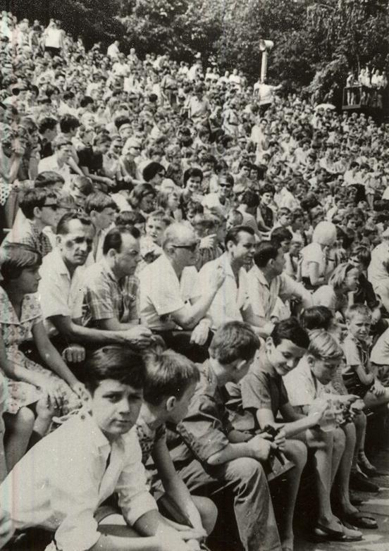 Das Bild zeigt eine Zuschauermenge auf den ansteigenden Rängen der Freihlichtbühne.
