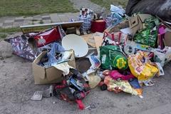 Ablagerungen mit Kinderspielzeug und Einkaufstüten.