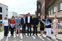 Gruppenbild vor dem Universitätsklinikum Brandenburg mit Beigeordneter Alexandra Adel (rechts)