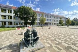Plastiken vor dem Bertolt-Brecht-Gymnasium.