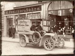 Lieferauto des Kaufhauses "H. Conitzer & Söhne" um 1900 vor dem Warenhaus in der Hauptstraße 5 – 8