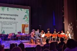 Das Gitarren-Ensemble der Musikschule bei einem Auftritt.