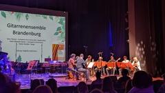 Das Gitarren-Ensemble der Musikschule bei einem Auftritt.