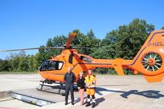 Oberbürgermeisterin zusammen mit dem Piloten (Bundespolizei) und einem Rettungsassistent (JUH oder Feuerwehr) vor dem Christoph 35