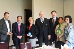 Ingo Pasch, Minister a.D. Sloweniens, Dr. Han Guangming, Gesandter des Botschaftsrats der Volksrepublik China, Oberbürgermeisterin Dr. Dietlind Tiemann und S.E. Prof. Dr. Dr. h.c. Lado Chanturia, Botschafter Georgiens (v.l.n.r.)