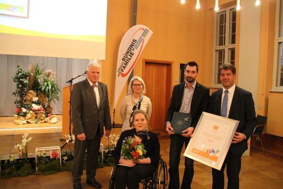 Bürgermeister Steffen Scheller, SVV-Vorsitzender Walter Paaschen und Laudatorin Anne Slonina gratulieren dem Preisträger in der 2. Kategorie: Percurana Pflegedienst
