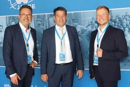 OB Scheller mit den Firmenchefs Oliver und Sebastian Windeck.