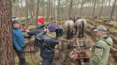 Ulrike Finck beim Interview mit den Pferdeführern Rocco Rösch und Lutz Zander.