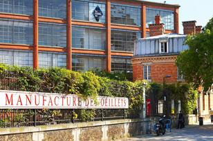 Vor dem Théâtre des Quartiers mit dem Schriftzug