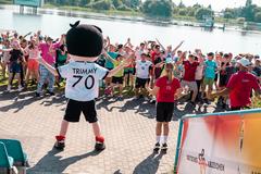 Erwärmung mit Maskottchen Trimmy und Sportbotschaftern.
