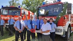 Die offizielle Schlüsselübergabe für das neue Löschgruppenfahrzeug.
