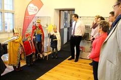 auf der linken Seite die Sternsinger und ihnen Gegenüber auf der rechten Seite die erwachsenen Zuhörer