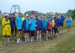 Läufergruppe vor Brücke