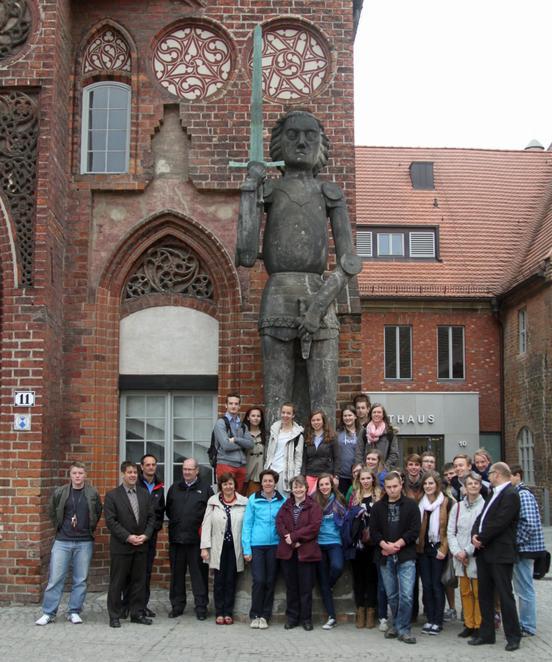 Bürgermeister Steffen Scheller gemeinsam mit Belgischen Schülern und Schüler vom OSZ "Alfred Flakowski" vor dem Roland