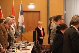 SVV gedenkt verstorbenem Bürgermeister der Partnerstadt und Terroropfer von Paris