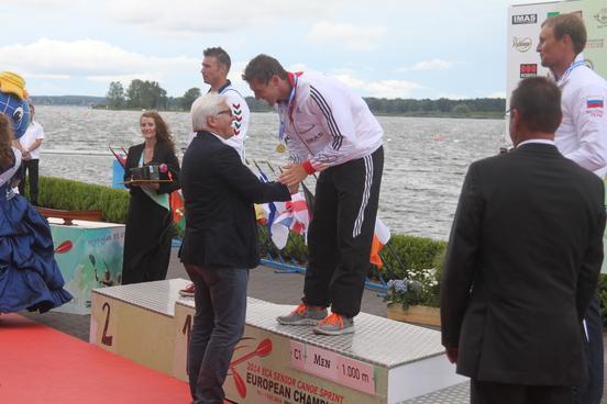 Sicher wird der Schirmherr der Ruder-EM 2016 auch wieder deutschen Athleten zum Sieg gratulieren können, wie hier Sebastian Brendel bei der Kanu-EM 2014 auf dem Brandenburger Beetzsee.