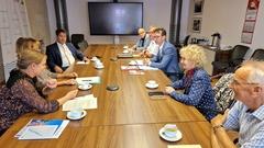 Oberbürgermeister Steffen Scheller und der Landes-Seniorenbeauftragte Norman Asmus in kleiner Gesprächsrunde ...