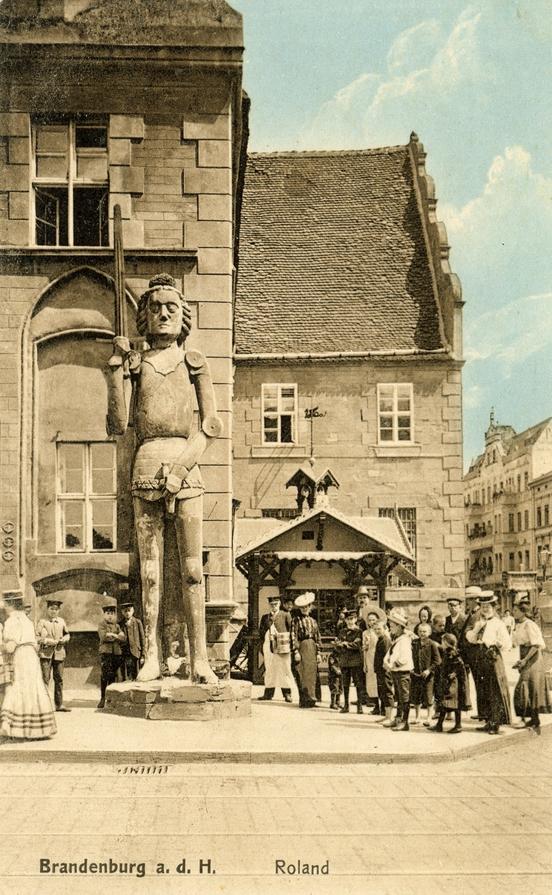 Von 1716 bis 1941 stand die Roland-Figur an der Südwest-Ecke des Neustädtischen Rathauses, das in den letzten Tagen des 2. Weltkrieges zerstört wurde