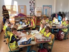 Übergabe der Sicherheitswarnwesten in den Flex-Klassen C und D.