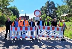 Im beisein von Oberbürgermeister Daniel keip wurde die Straße zwischen Mahlenzien und Kirchmöser nach Erneuerung der Trinkwasserleitung freigegeben.