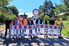 Im beisein von Oberbürgermeister Daniel keip wurde die Straße zwischen Mahlenzien und Kirchmöser nach Erneuerung der Trinkwasserleitung freigegeben.