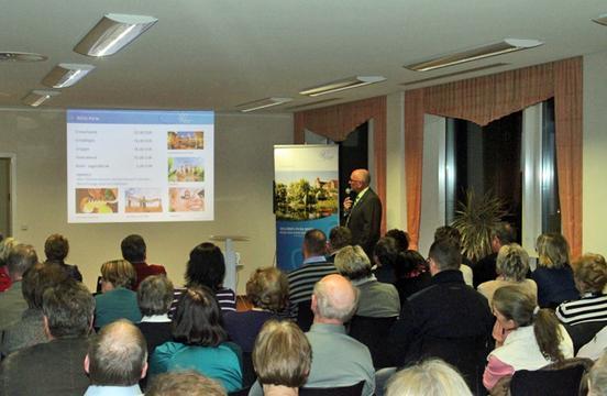 BUGA-Zweckverbandsgeschäftsführer Erhard Skupch stellt anhand einer Präsentation die BUGA 2015 vor