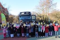 Gruppenbild vor dem Elektro-Truck.