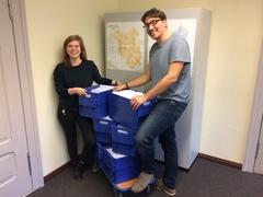 Fachgruppenleiterin Conny Grunicke und Bürgerumfragen-Sachbearbeiter Jonas Kerner mit den Briefen zur Bürgerumfrage