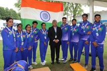 Botschaftsmitarbeiter Abhishek Dubey im Kreise indischer Athleten.