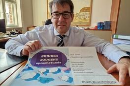 Oberbürgermeister Steffen Scheller freut sich auf die Kinder- und Jugendsprechstunde am 14. März 2024 und hofft auf viele junge Gäste.