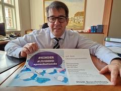 Oberbürgermeister Steffen Scheller freut sich auf die Kinder- und Jugendsprechstunde am 14. März 2024 und hofft auf viele junge Gäste.