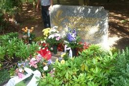 Kränze am Grab des Ehrenbürgers niedergelegt