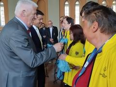 SVV-Vorsitzender Walter PAaschen und Oberbürgermeister Steffen Scheller wünschen den Athketinnen und Athleten viel Erfolg.