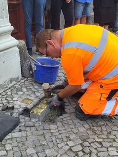 Einlassen der Stolpersteine.