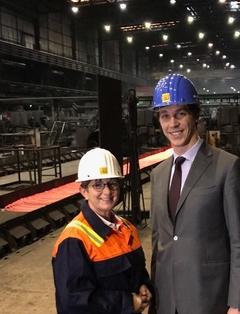 Oberbürgermeisterin Dr. Dietlind Tiemann und Lorenzo Riva, Geschäftsführer der Riva Stahl GmbH und Gesellschafter der B.E.S. Brandenburger Elektrostahlwerke GmbH