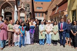 Gruppenbild der indischen Schülergruppe sowie Schülerinnen und Schüler des "von Saldern-Gymnasiums Europaschule" mit Oberbürgermeister.