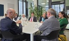 Große Gesprächsrunde am Tisch.