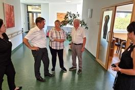 Oberbürgermeister Steffen Scheller und Stadtverordnetenvorsteher Walter Paaschen bei der Hausführung mit Chefärztin Dr. med. Cornelia Brenneis.