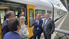Oberbürgermeister Daniel Keip beim Zwischenstopp des neuen "8-Teilers", den die ODEG als RE1 einsetzt.