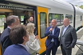Oberbürgermeister Daniel Keip beim Zwischenstopp des neuen "8-Teilers", den die ODEG als RE1 einsetzt.