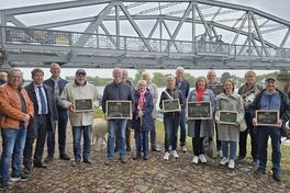 Urkunden für die spendablen Fans der Plauer Brücke.