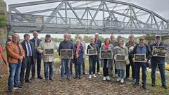 Urkunden für die spendablen Fans der Plauer Brücke.