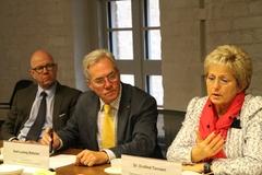 Pressekonferenz: Dr. Dietlind Tiemann, Oberbürgermeistern der Stadt Brandenburg an der Havel; Karl-Ludwig Böttcher, Geschäftsführer des Städte- und Gemeindebundes Brandenburg und RA Prof. Dr. Dombert, der zahlreiche Gemeinden vor dem OVG Berlin-Brandenburg vertreten hatte