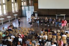 Menschen in einer Diskussionsrunde