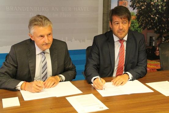 Karl-Heinz Schröter und Steffen Scheller unterzeichnen die Konsolidierungsvereinbarung